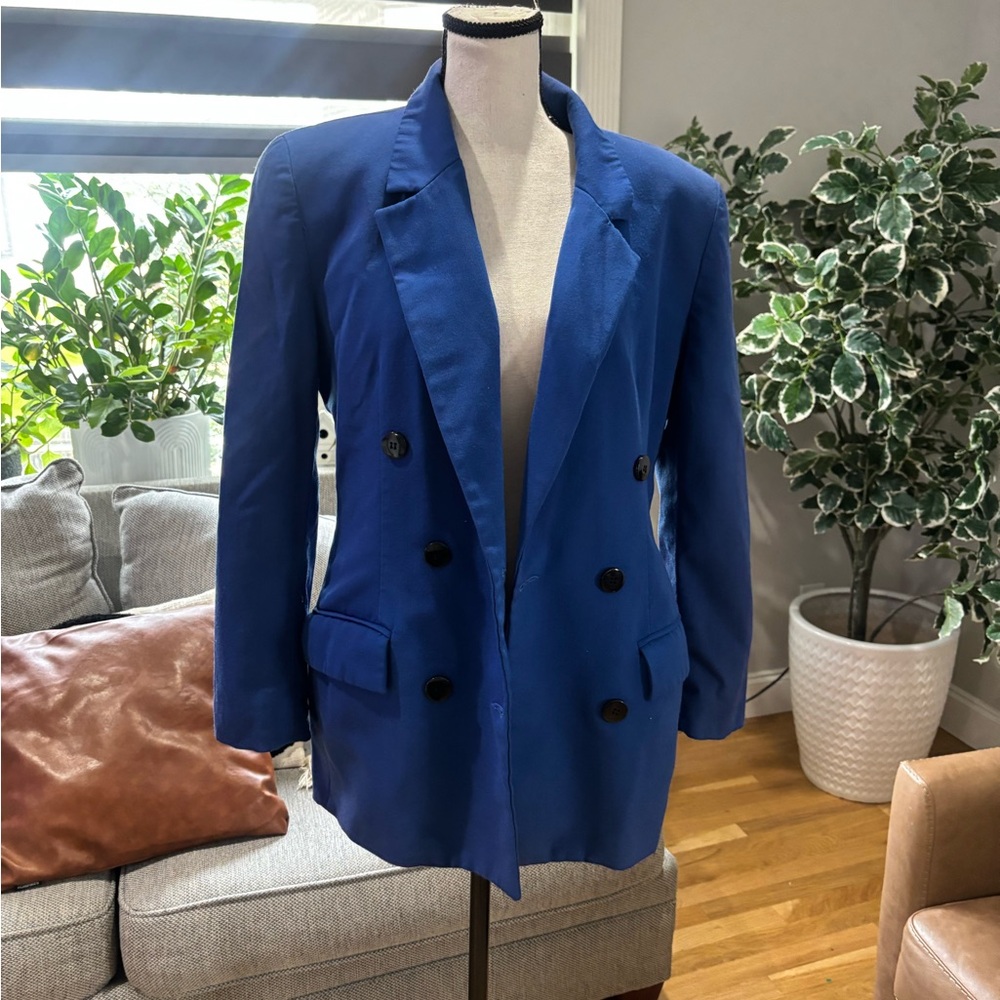 Christian Dior Women's Paris Blazer
Suit Jacket Size:6, NEW YORK
Blue - Picture 3 of 17
